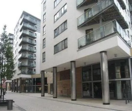 Rooshaus Leeds Docks * ليدز